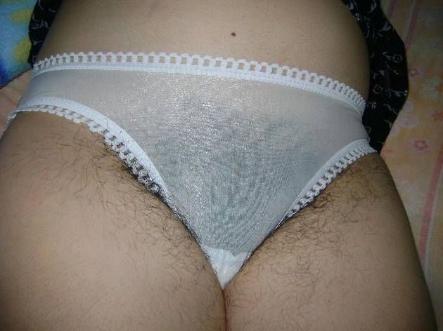 Mi peluda esposa con pantaletas blancas - Foto 1
