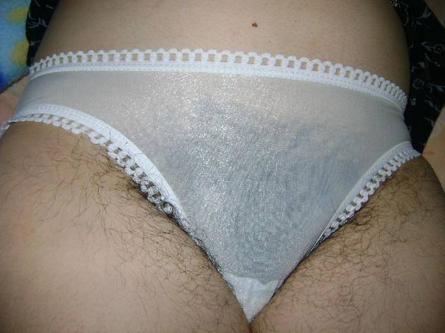 Mi peluda esposa con pantaletas blancas - Foto 2