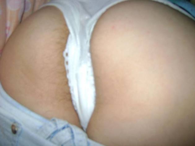 Mi peluda esposa con pantaletas blancas - Foto 6