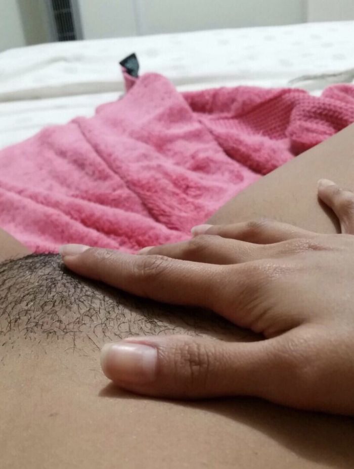 Sexy morena tocándose la vagina - Foto 2