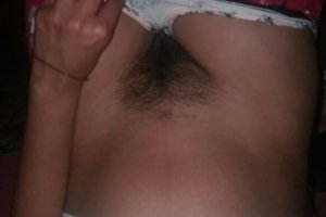 Mi novia enseñando su rica vagina peluda
