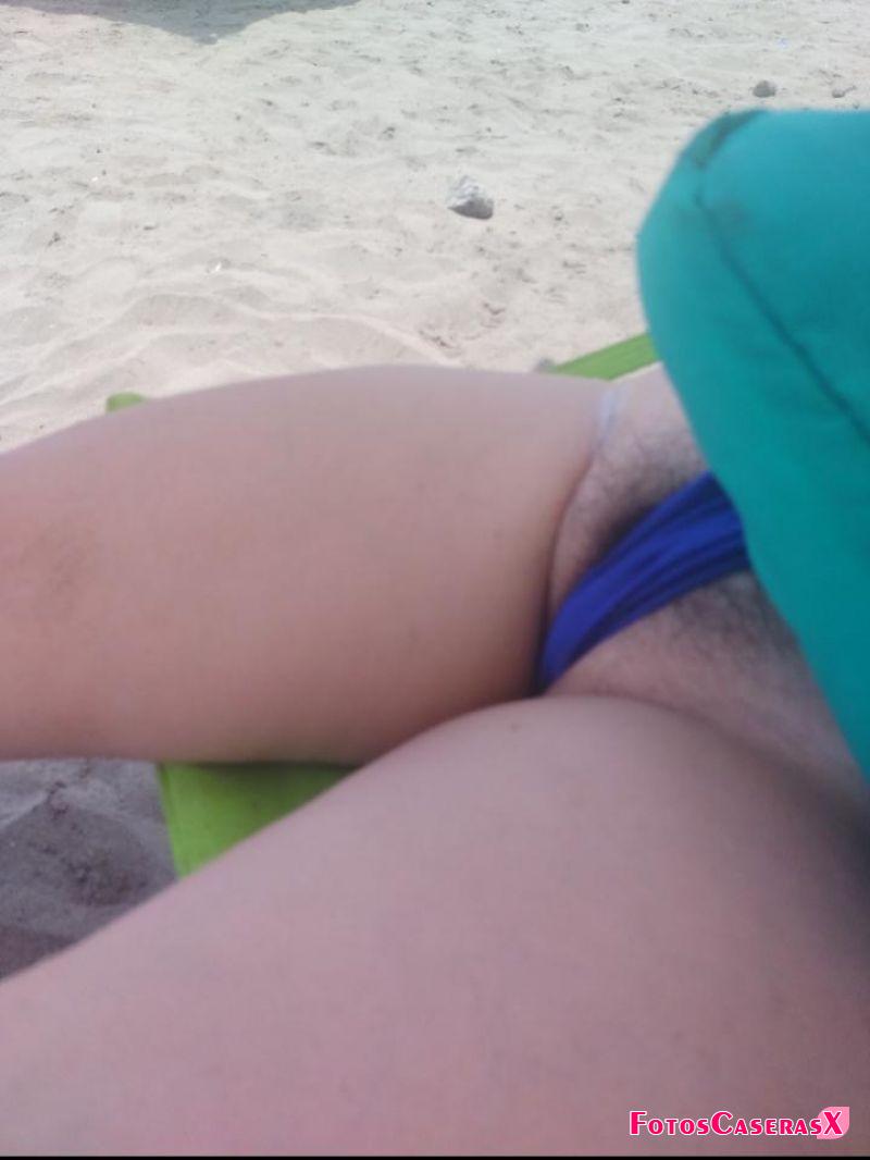 Mi esposa se exhibe sus pelitos en la playa
