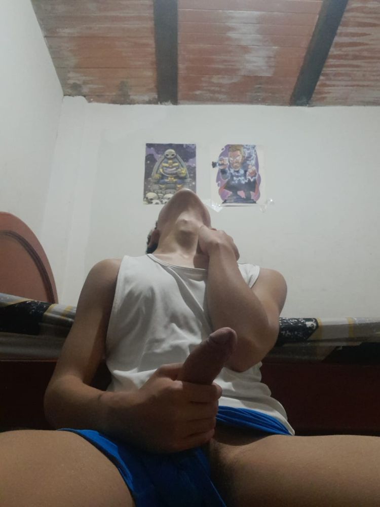 Sexi chico de 18 años quiere saber si su tamaño está bien