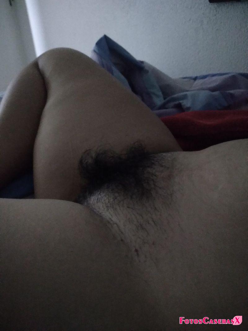 Mi coño peludo y ansioso de lengua